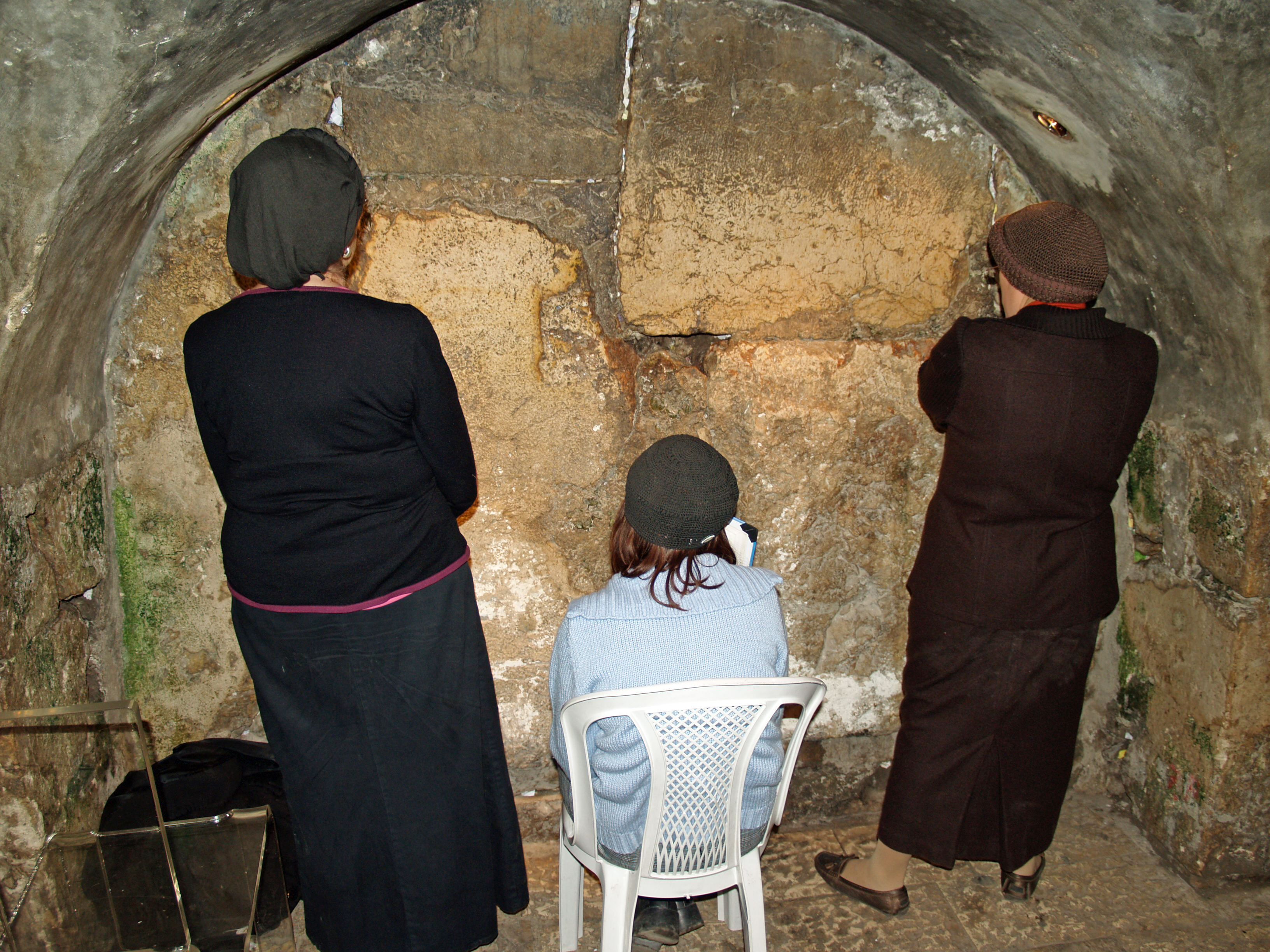 נשים בהלכה: בין השפלה להדרה
